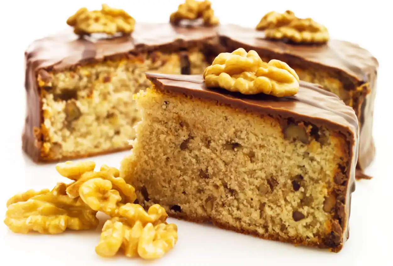 gâteau aux noix avec nappage au chocolat noir